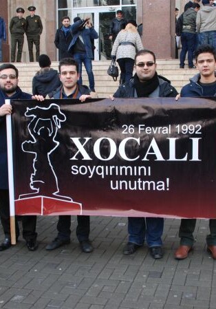 В Азербайджане прошел флешмоб в связи с годовщиной Ходжалинской трагедии (Фото)