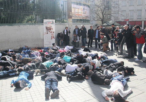 В Стамбуле в ходе флешмоба назвали поименно убитых в Ходжалы детей (Фото)