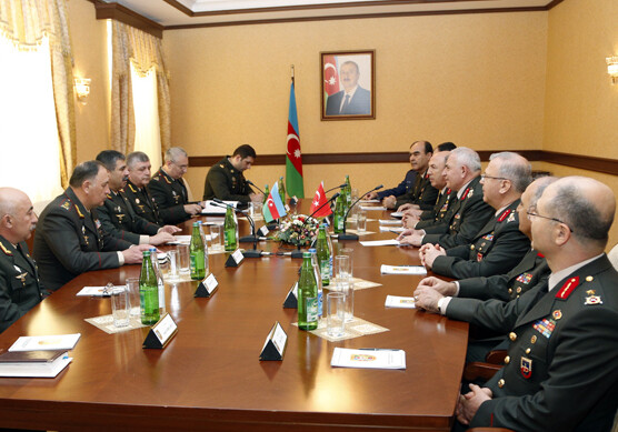 Министр обороны провел заседание в прифронтовой зоне (Фото)