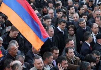 В Ереване проходит митинг в память о событиях, когда «власти Армении напали на безоружный народ»