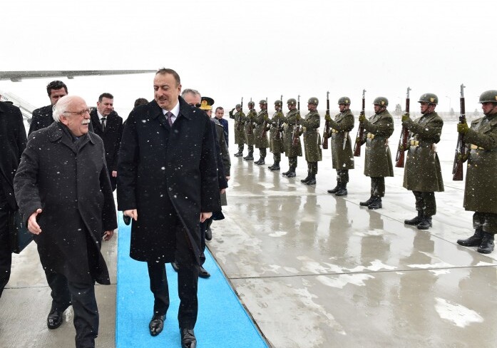 Президент Азербайджана прибыл с рабочим визитом в Карс (Фото)