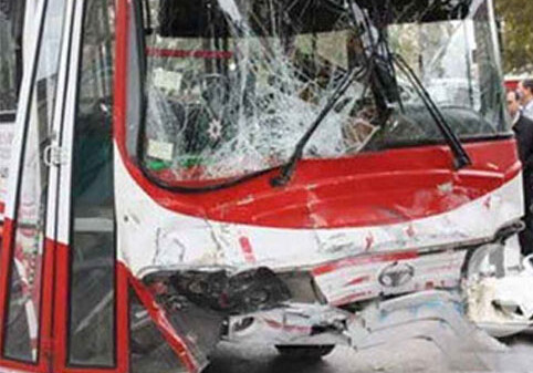В Баку грузовик врезался в автобус