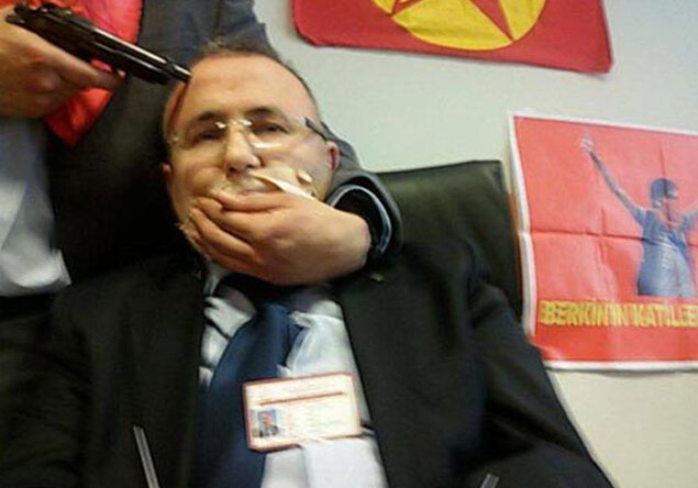 В Стамбуле отец убитого юноши призвал освободить взятого в заложники прокурора (Фото)