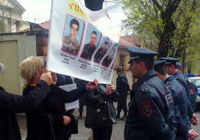 Солдатские матери проводят акцию протеста в Ереване