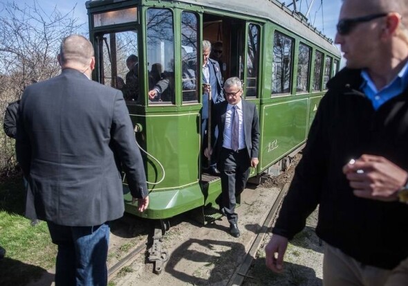 Трамвай с президентом Польши сошел с рельсов