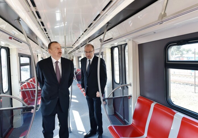 Президент Азербайджана ознакомился с новыми вагонами в Бакинском метро (Фото)