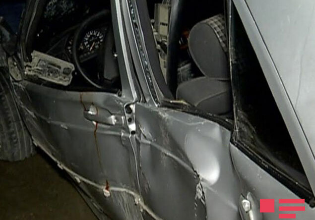 В Баку Mercedes врезался в ограждение, погибли два подростка