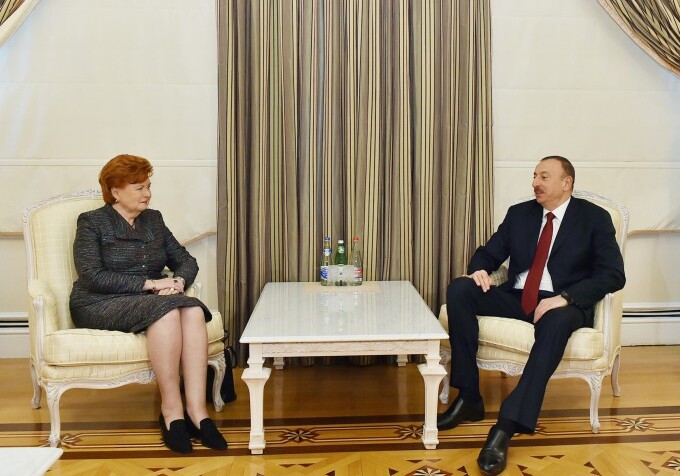 Ильхам Алиев принял бывшего президента Латвии и директора Александрийской библиотеки