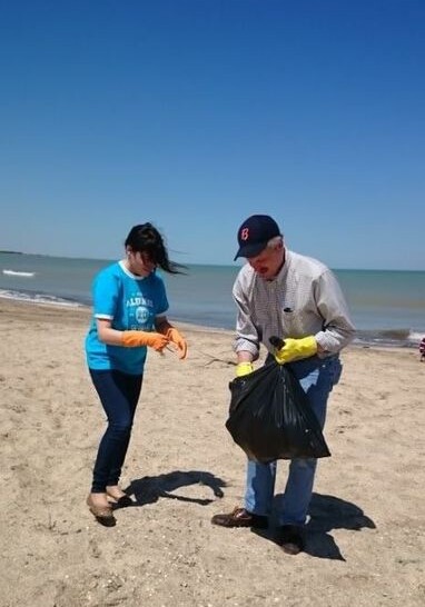 Посол США очистил от мусора бакинский пляж (Фото)