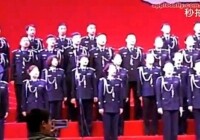 В Китае хор из 80 человек провалился под сцену (Видео)