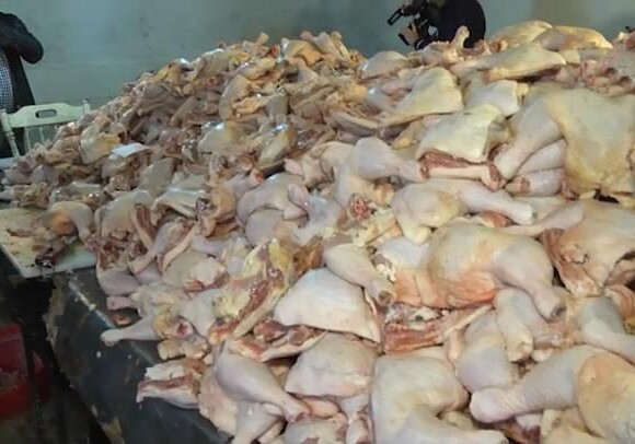 В Баку выявлен незаконный цех по разделке мяса птицы (Фото)