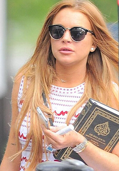 Линдси Лохан читает Коран?