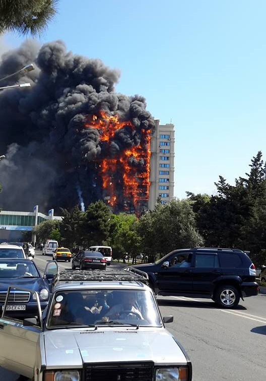 В Баку горит девятиэтажка (Фото-Видео)