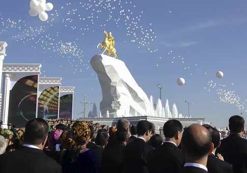 В Ашгабате установили покрытую золотом статую Бердымухамедова
