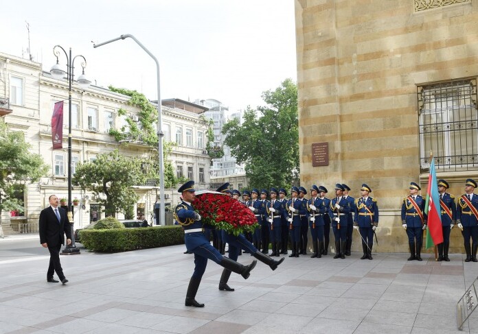 Президент Азербайджана возложил венок к памятнику, возведенному в честь АДР (Фото)