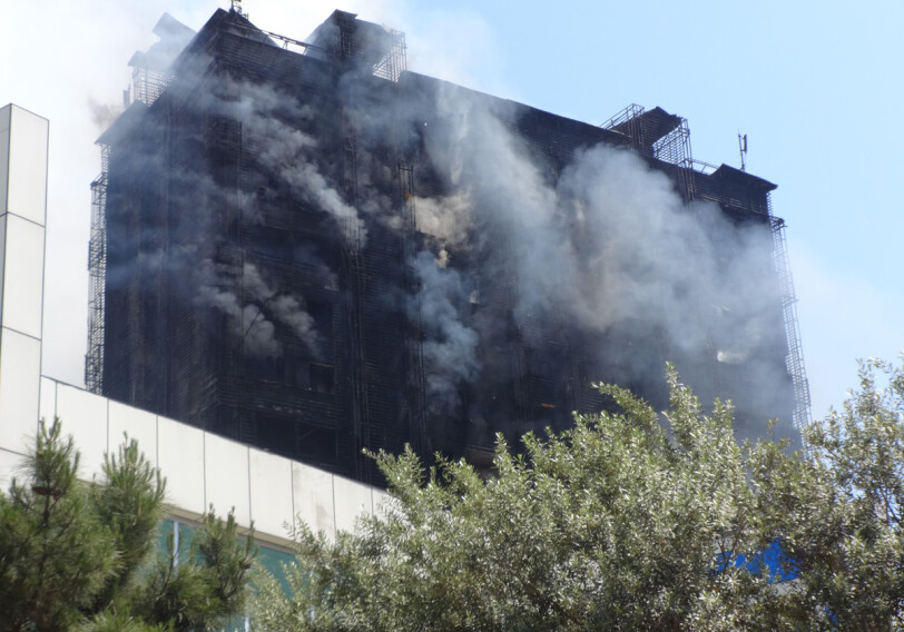 Часть жителей сгоревшего здания в Баку получили компенсации