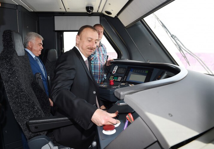 Ильхам Алиев ознакомился с доставленным в Баку новым электропоездом (Фото)