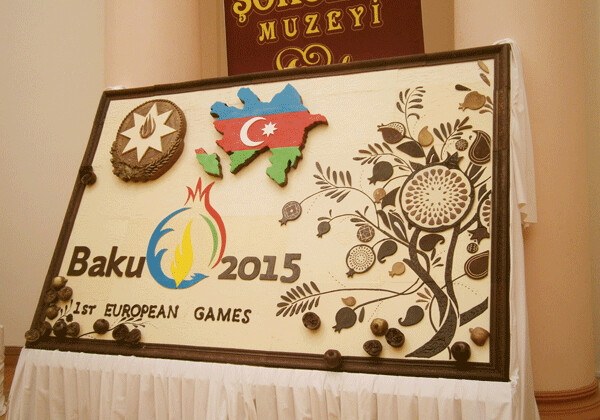 Евроиграм посвящается: В Баку презентовали самую большую шоколадную картину в мире (Фото)