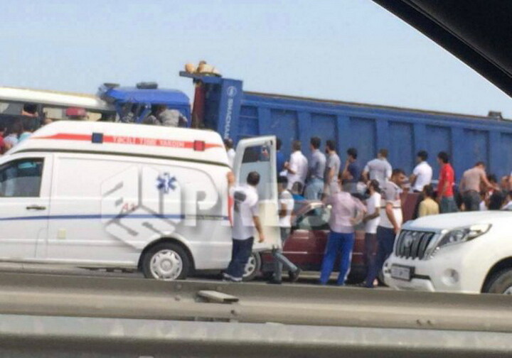 Страшная авария в Баку: столкнулись автобус и грузовик, 3 человека погибли
