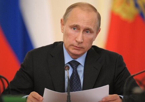 Путин поручил поддержать печатные издания