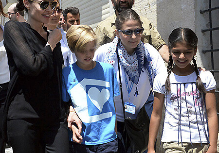 Анджелина Джоли с дочерью посетили лагерь беженцев в Турции