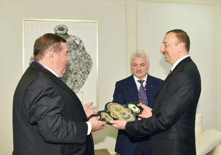 Президенту Азербайджана вручен Чемпионский пояс в самбо (Фото)