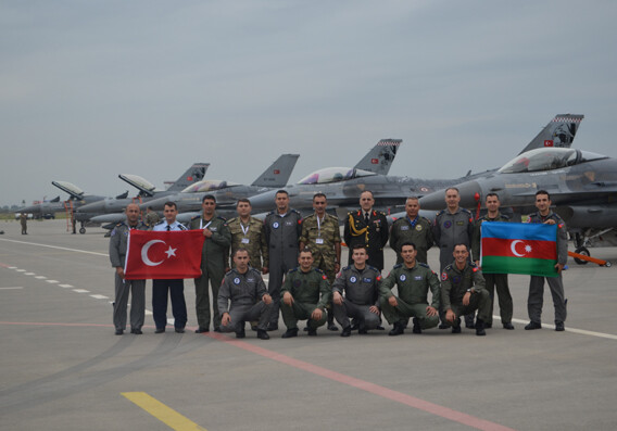 Турция будет готовить военных пилотов для Азербайджана