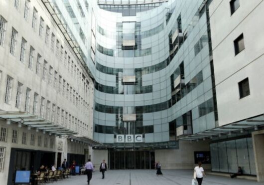 Масштабные сокращения на Би-би-си: уволят 1000 человек 