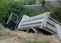 В Лянкяране грузовик слетел в кювет, есть погибший и раненый