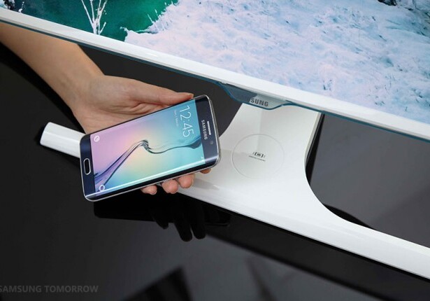 Samsung представил монитор с беспроводной зарядкой для мобильных (Видео)