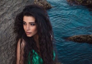 Азербайджанская певица в первом клипе дефилировала в купальниках (Видео)
