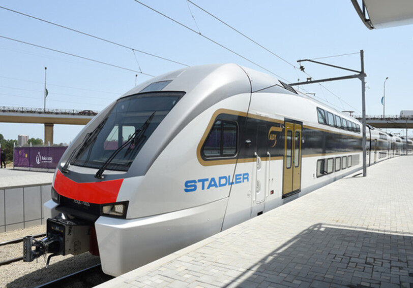 В Баку привезли еще один двухэтажный электрический поезд (Фото)