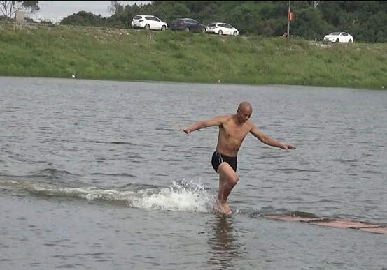 Шаолиньский монах пробежал 125 метров по воде (Видео)