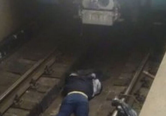 Инцидент в Бакинском метро: молодой мужчина бросился под поезд  