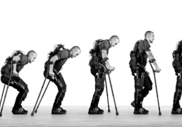 Экзоскелет «научил» ходить парализованного мужчину (Видео)