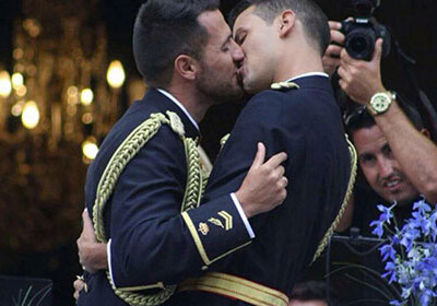 В Испании впервые поженились полицейские-геи