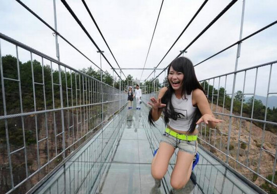 В Китае построили первый в мире подвесной стеклянный мост (Фото)