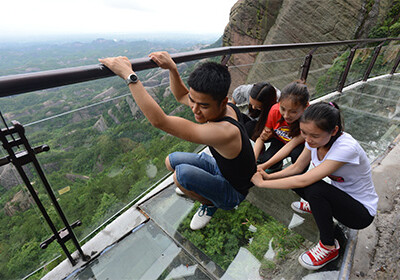 В Китае стеклянный мост треснул под ногами туристов