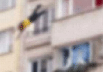 Гражданин России выпал из окна 8-го этажа - в Баку