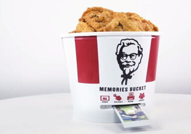 Сеть KFC выпустила фотоведро для куриных крылышек