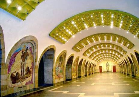 Закрывается один из эскалаторов станции метро «Низами»