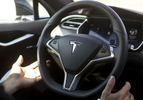 У электромобилей «Тесла» появилась функция автопилота