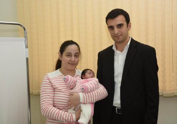 Азербайджанские врачи прооперировали ребенка в утробе матери (Фото)
