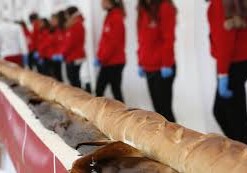 В Италии испекли самый длинный багет в мире