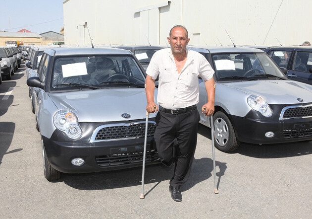100 инвалидов Великой Отечественной и Карабахской войн получили ключи от машин