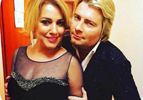 Азербайджанская артистка в обнимку с российским певцом (Фото) 