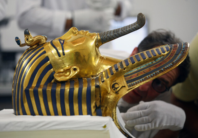 Специалисты приступили к реставрации поврежденной погребальной маски Тутанхамона