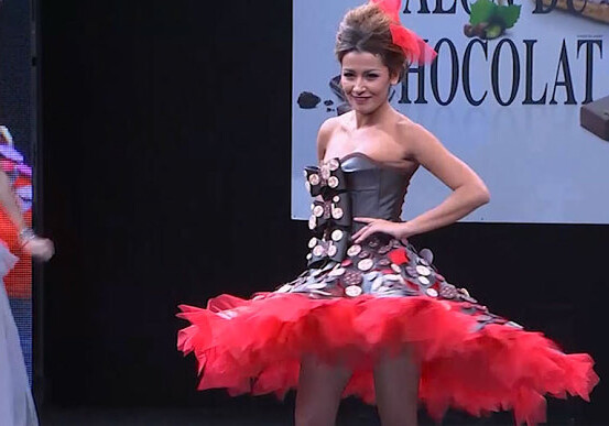 На модном показе в Париже представили платья из шоколада (Фото-Видео)
