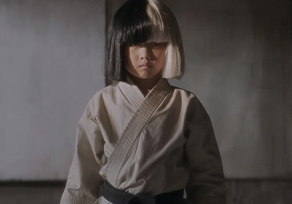 9-летняя каратистка Махиро Такано: новая звезда клипа певицы Sia