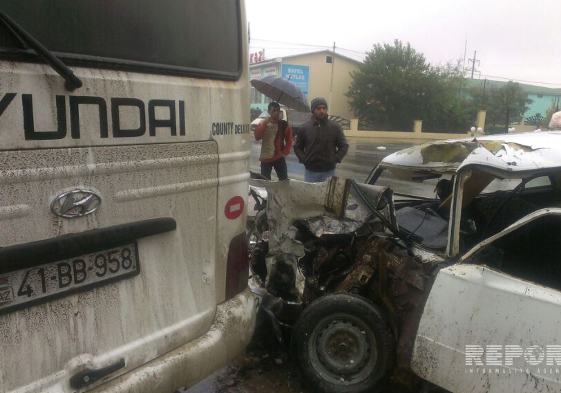 В Лянкяране пассажирский автобус столкнулся с автомобилем, есть пострадавшие (Фото)